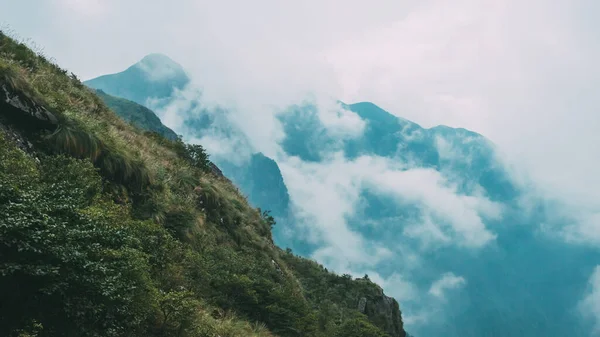 江西乌公山山顶云雾覆盖的山水景观 — 图库照片