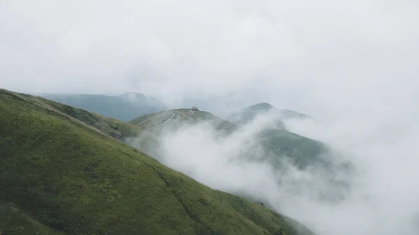 Ορεινό Τοπίο Που Καλύπτεται Από Σύννεφα Στην Κορυφή Του Βουνού — Φωτογραφία Αρχείου