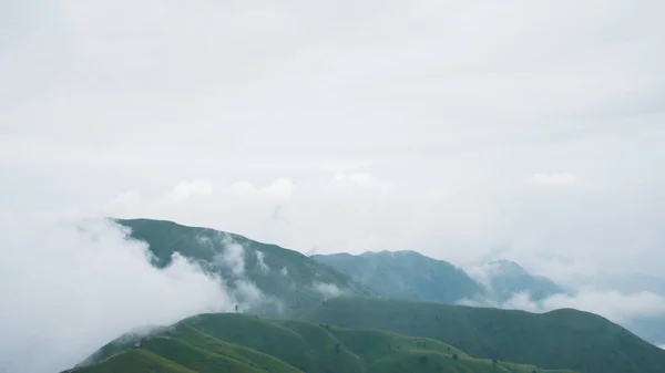 江西乌公山顶上被云彩覆盖的山水景观 — 图库照片
