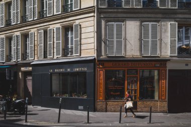 14 Haziran 2019 - Paris, Fransa: 10. Bölge 'de Paris sokaklarında yürüyen yayalar