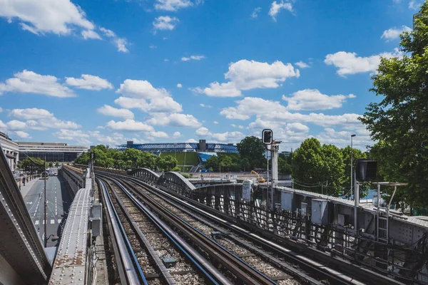 14 Haziran 2019 - Paris, Fransa: Quai de la Gare istasyonundaki metro raylarının görüntüsü