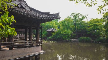 Çin 'in Shaoxing kentindeki Shenyuan (Shen Garden) manzaralı su kenarında geleneksel Çin mimarisi