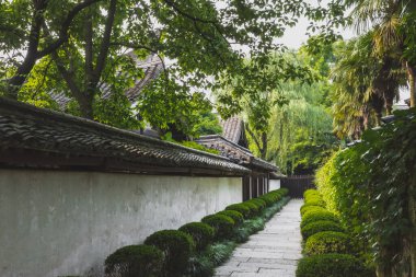 Shenyuan 'daki Çin evleri ve ağaçlar arasındaki yol (Shen Garden) Shaoxing, Çin' deki manzaralı alan