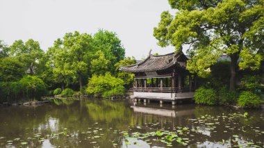 Çin 'in Shaoxing kentindeki Shenyuan (Shen Garden) manzaralı su kenarında geleneksel Çin mimarisi