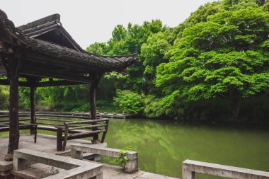 Geleneksel Çin mimarisi Çin 'in Shaoxing kentindeki Lanting (Orkide Pavyonu) manzaralı su kenarında.