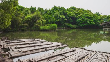 Çin 'in Shaoxing kentindeki Lanting (Orkide Pavyonu) manzaralı göldeki bambu botu