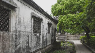Çin 'in Shaoxing kentindeki geleneksel Çin evi Lanting (Orkide Pavyonu) manzaralı bir yerdir.
