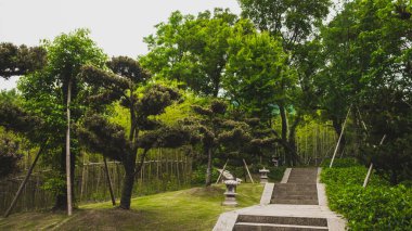 Lanting 'deki ağaçlar arasındaki patika (Orkide Pavyonu) Shaoxing, Çin' deki manzaralı alan