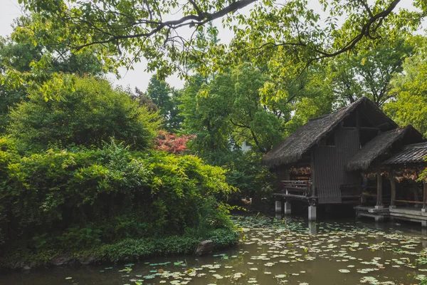 Çin 'in Shaoxing kentindeki Shenyuan (Shen Garden) manzaralı su kenarında geleneksel Çin mimarisi