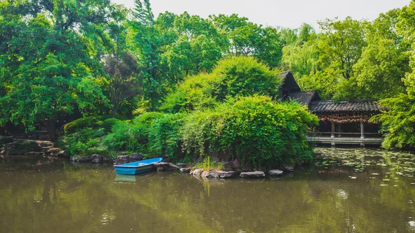 Bateau Bleu Dans Étang Avec Des Arbres Shenyuan Shen Garden — Photo