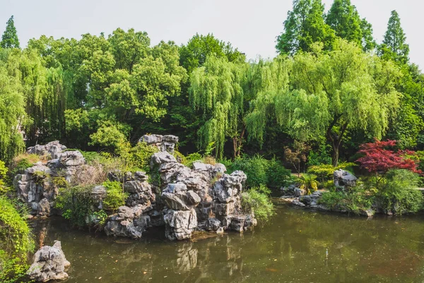 绍兴市神源 风景区池塘中的巨石被树木环绕 — 图库照片