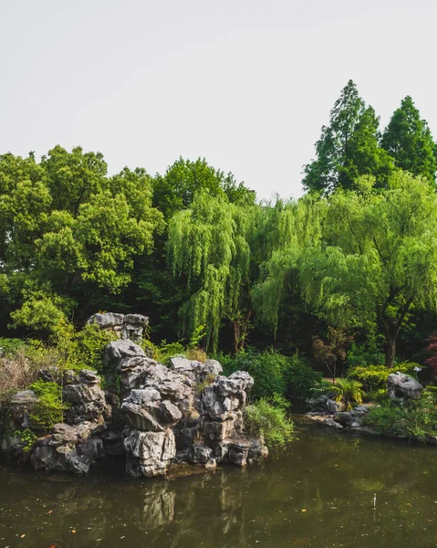 Enormes Rocas Estanque Rodeado Árboles Shenyuan Shen Garden Área Escénica — Foto de Stock
