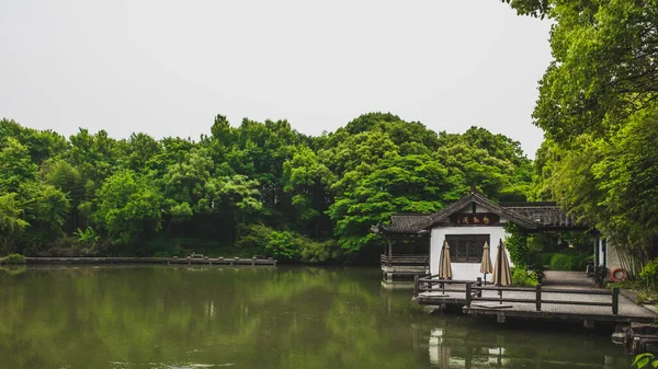 绍兴市兰亭 风景名胜区的中国传统水上建筑 — 图库照片