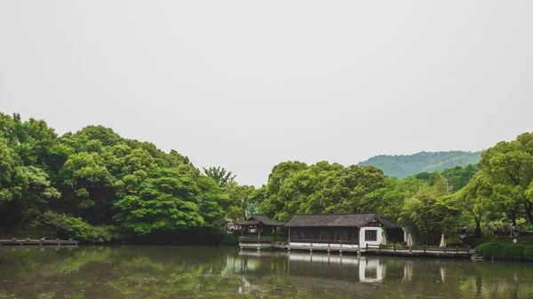 绍兴市兰亭 风景名胜区的中国传统水上建筑 — 图库照片