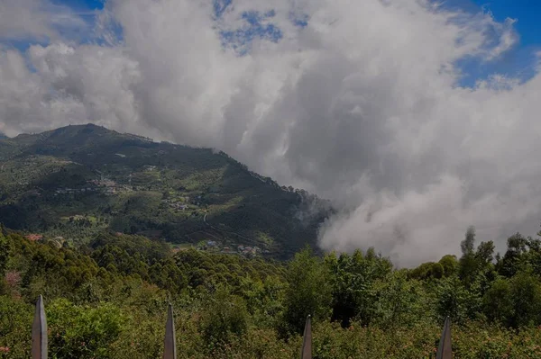 Wolken en berg in Coakers lopen Kodaikanal — Stockfoto