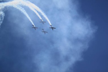 Yakovlevs bir dizi ile duman göstermek