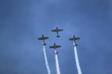 Yakovlevs bir dizi ile duman göstermek