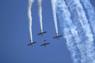 Yakovlevs bir dizi ile duman göstermek