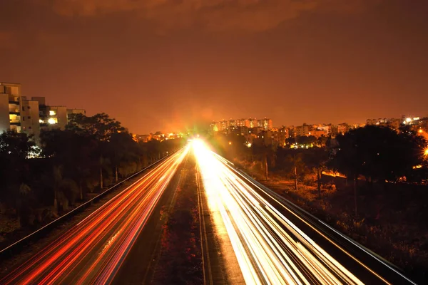 Könnyű nyomvonal több autó fényszórói által — Stock Fotó