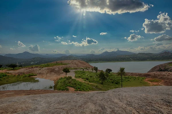 Mydala Kere湖日落期间湖山附近的景观图像 — 图库照片