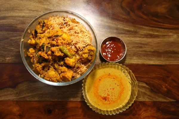 Indian Chicken Biryani Served Glass Bowl Curry Sause Wooden Background — Stock Photo, Image