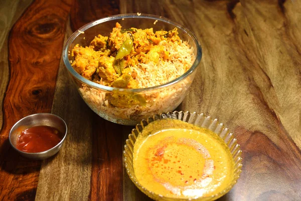Pollo Indiano Biryani Servito Una Ciotola Vetro Con Curry Salsiccia — Foto Stock