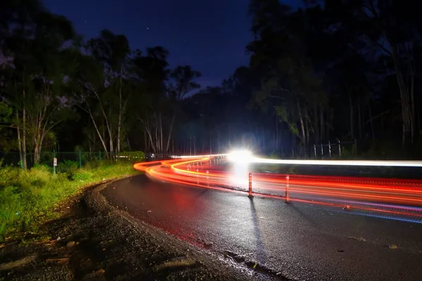 Lichtspur Bild Von Fahrzeugen Die Durch Einen Wald Bangalore Fahren Stockbild