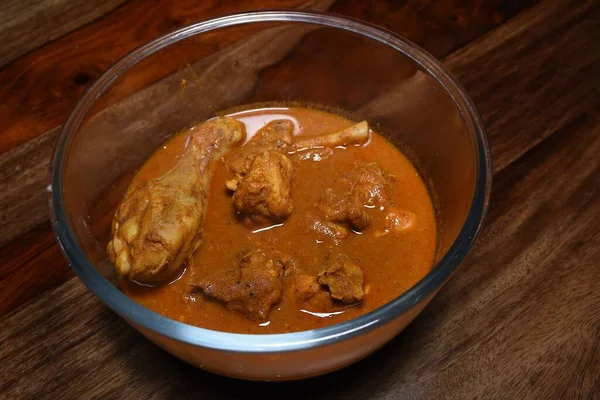 Chicken Curry Masala Serviert Einer Transparenten Schüssel Über Holzhintergrund — Stockfoto