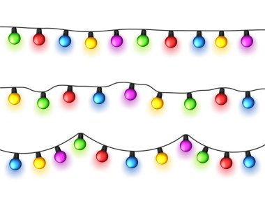 Beyaz arka planda parlayan Noel ışıkları. Renkli ampullü çelenkler. Noel tatili. Noel tebrik kartı tasarımı. Yeni yıl, kış.