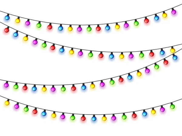 Luces brillantes de Navidad sobre fondo blanco. Guirnaldas con bulbos de colores. Vacaciones de Navidad. Elemento de diseño de tarjeta de felicitación navideña. Año nuevo, invierno. — Vector de stock