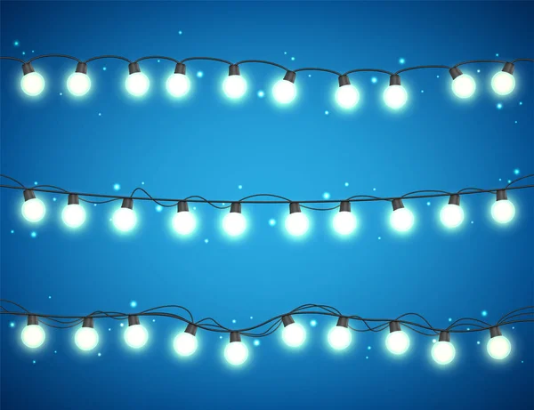 白い背景にクリスマスの輝くライト。色のついた球根のあるガーランド。クリスマス休暇だ。クリスマスグリーティングカードのデザイン要素。新年冬. — ストックベクタ