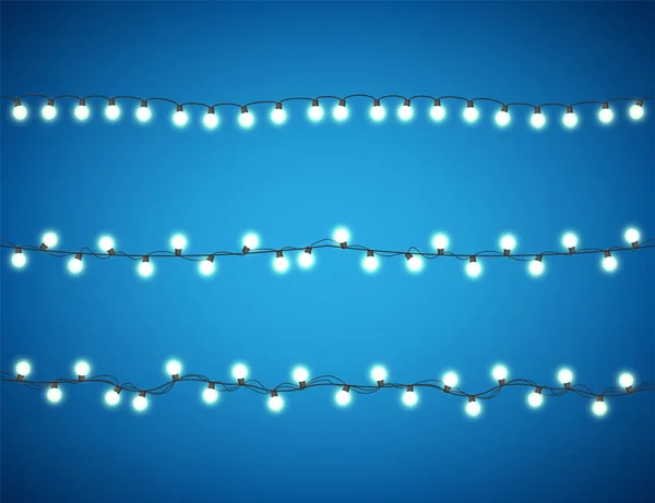 Luces brillantes de Navidad sobre fondo blanco. Guirnaldas con bulbos de colores. Vacaciones de Navidad. Elemento de diseño de tarjeta de felicitación navideña. Año nuevo, invierno. — Vector de stock