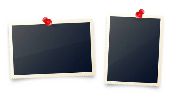 진짜 빈 포토 카드 프레임, 필름 세트. 빨간 푸시 핀이 있는 리모 콘 빈티지 사진. 디지털 스냅샷 이미지. 디자인을 위한 템플릿 혹은 샘플. 벡터 일러스트. — 스톡 벡터