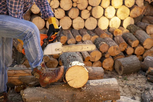 The worker works with a chainsaw. Chainsaw close-up. — Stock Photo, Image
