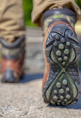 Yürüyüşçüler çizmeler. Adamın bot izinde dağlarda yürüyüş sırasında kapatın.