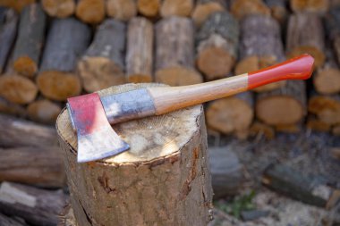 Güdük balta. Kesme kereste için hazır balta. Ağaç işleme aracı. Oduncu balta ahşap, ahşap doğrama.