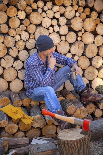 Hacha Muñón Lumberjack Sentado Descansando Después Los Robots Hacha Lista —  Fotos de Stock