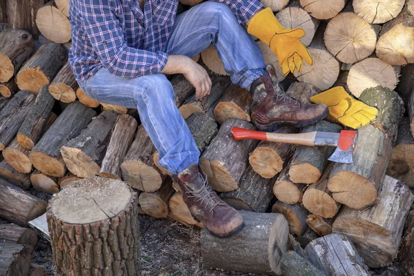 斧头在树桩 樵夫正在准备砍木柴 斧头准备砍伐木材 木工工具 伐木工人斧 砍木头 — 图库照片