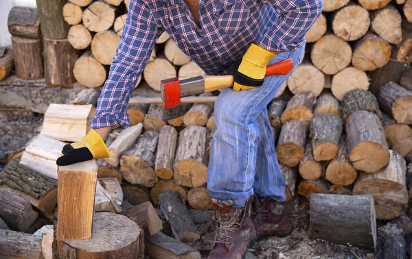 Siekiera Pniu Drwal Przygotowuje Się Rąbać Drewno Opałowe Siekiera Gotowy — Zdjęcie stockowe