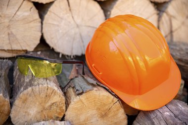 Standart inşaat güvenlik ekipmanları. Koruyucu kask ve gözlük.