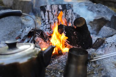 Kahve ateş üzerinde pişirme.