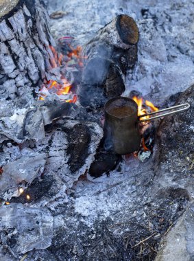 Kahve ateş üzerinde pişirme.