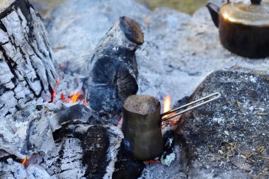 Kahve ateş üzerinde pişirme.