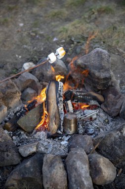 Hatmi sopa bir ateş üzerinde pişirme.