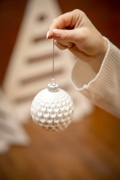 Noel Ağacı Arka Plan Üzerinde Topu Dekore Edilmiş — Stok fotoğraf