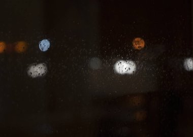 yağmur damlaları gece penceresinde.