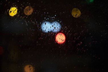 yağmur damlaları gece penceresinde.