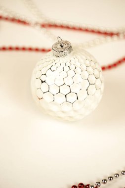 Beyaz arka plan üzerinde beyaz ve kırmızı Noel topları