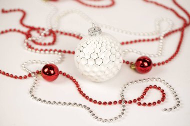 Beyaz arka plan üzerinde beyaz ve kırmızı Noel topları