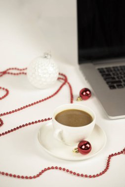 Laptop ve iş yerinde kahve.